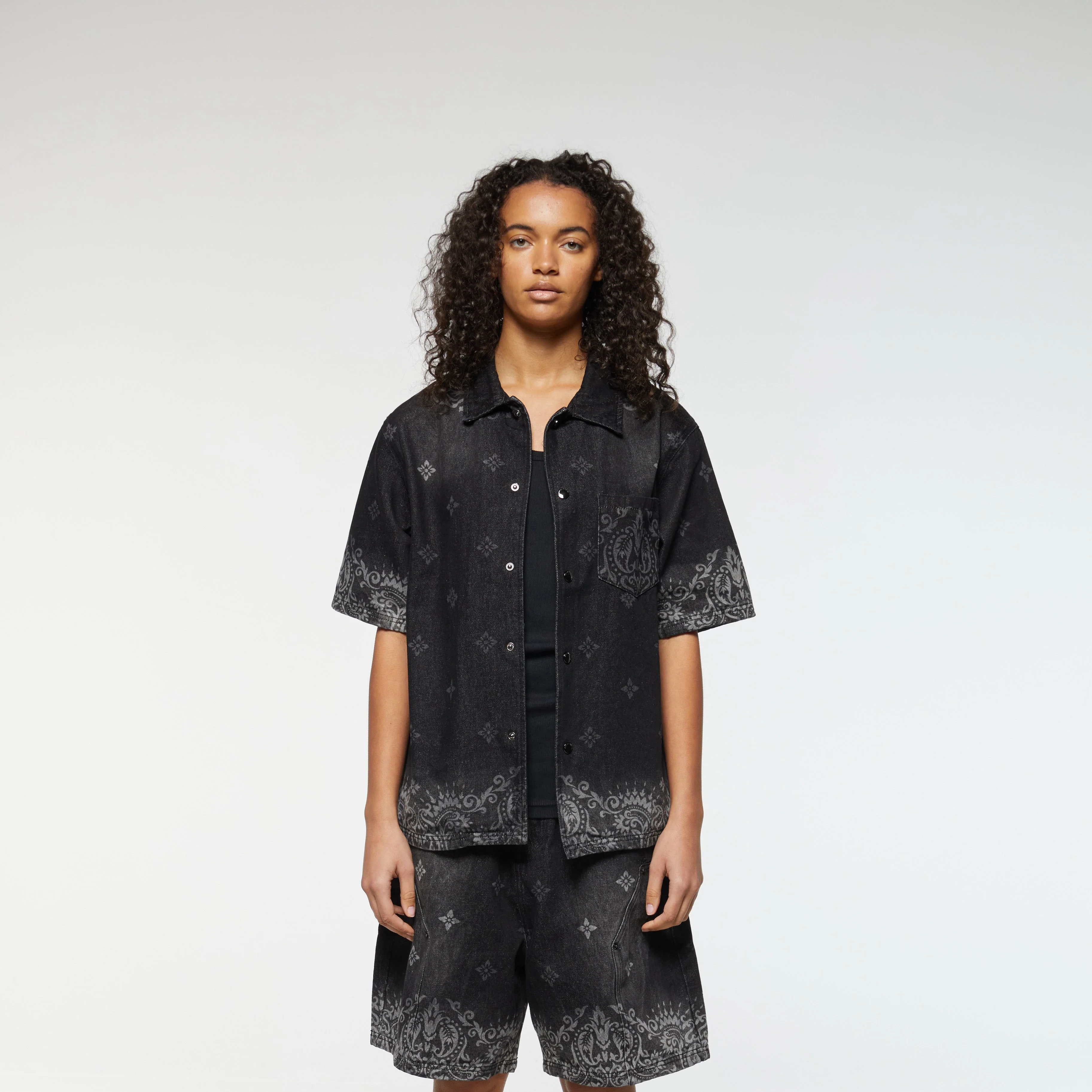 LASER PRINT DENIM SHORTS - Image 4